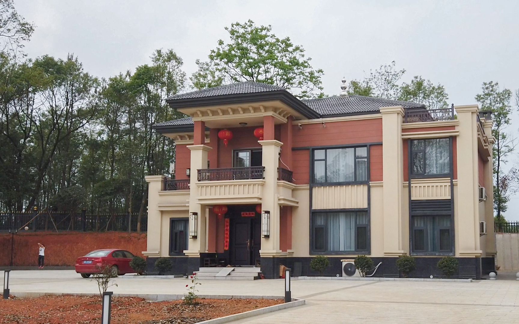 湖南农村100多万建的别墅,外形漂亮风景优美,不输城里的豪宅!