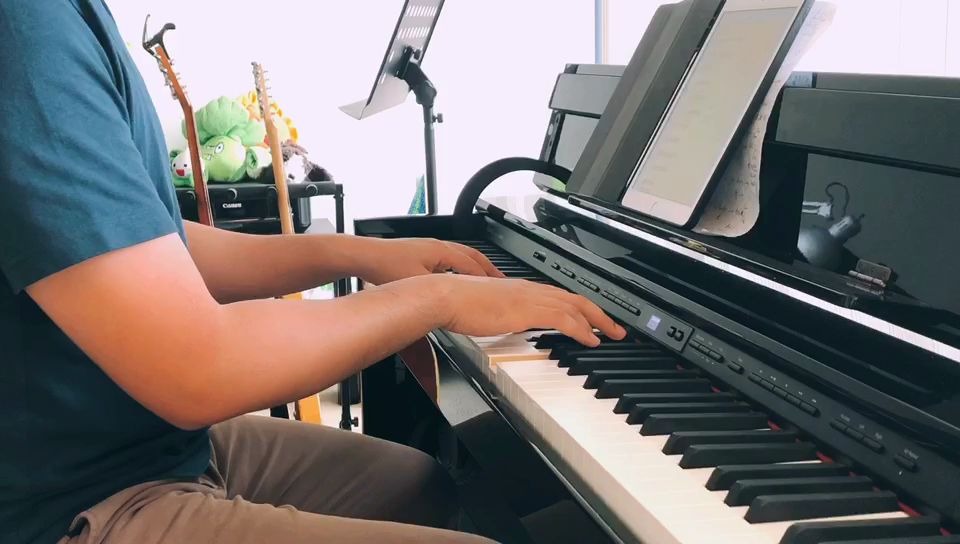 活动作品梁博钢琴弹唱男孩