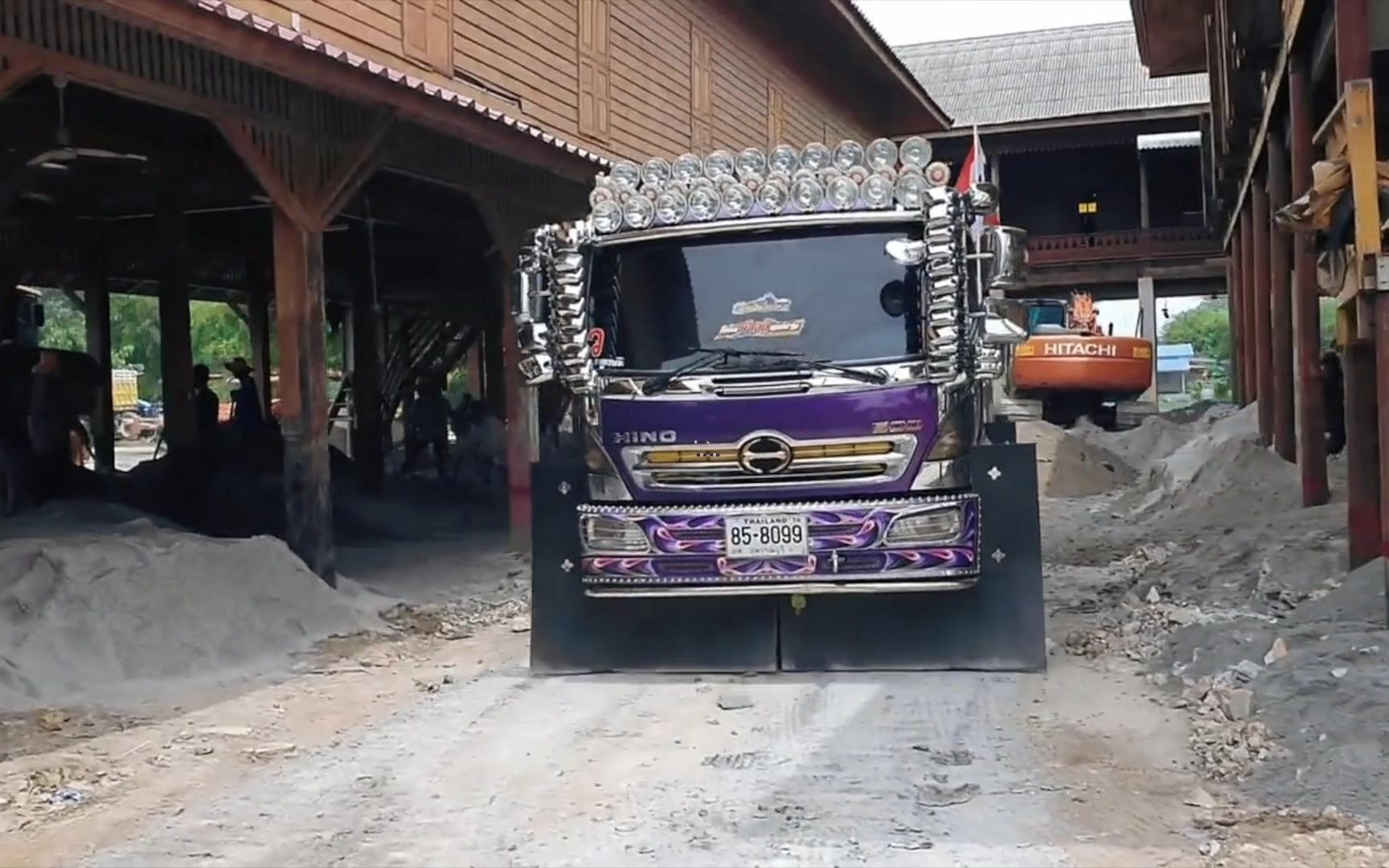 泰国花式卡车 真的不多见 就是大灯太多