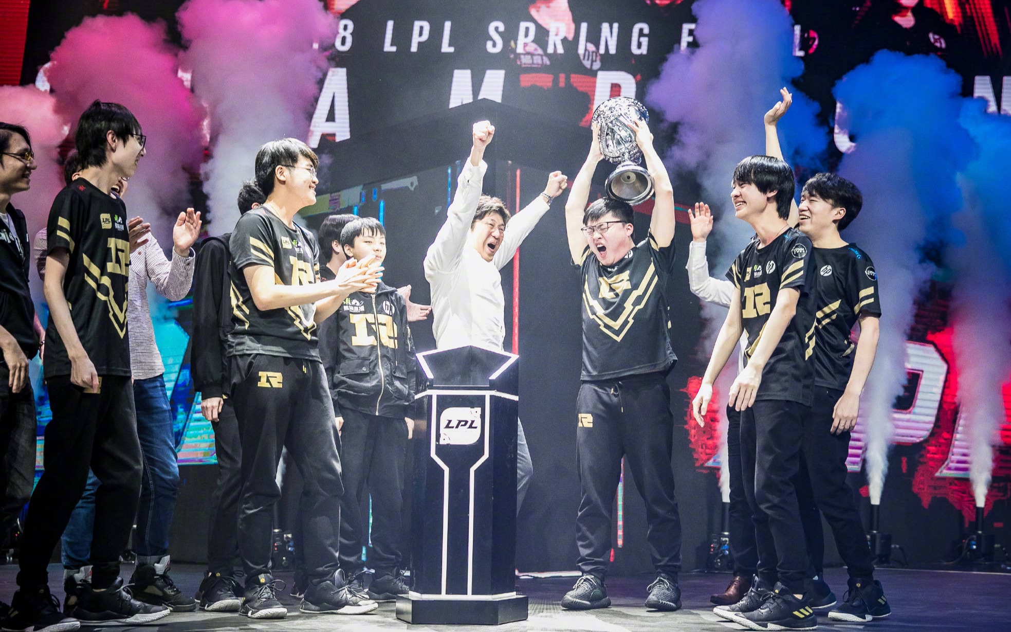 样样qaq:           #2018lpl##uzi# 春季赛季后赛rng一穿四