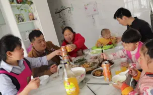 胖妹俩口子走亲戚，妹妹做8个菜来招待，有酒又有肉，7人吃过瘾