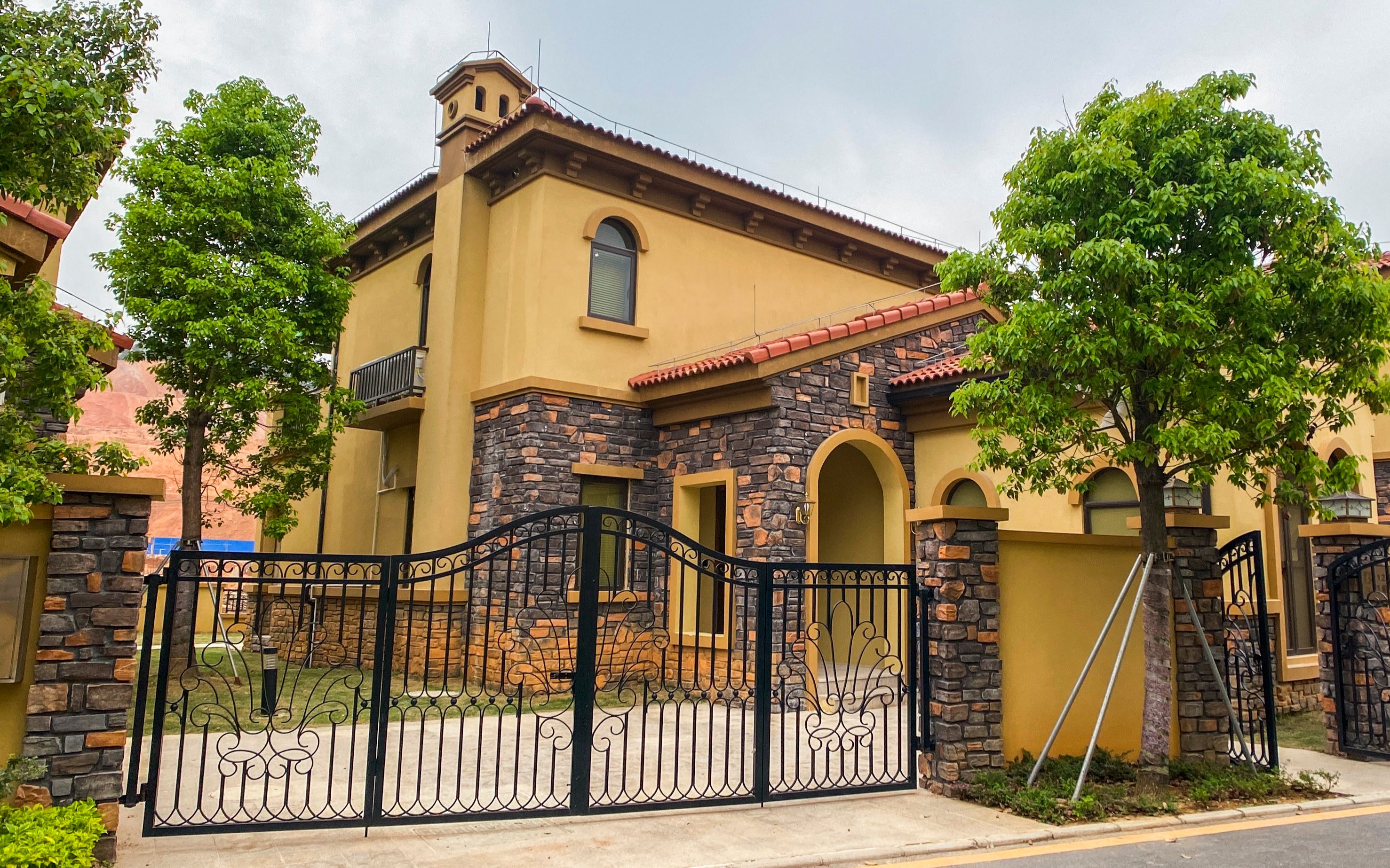 广东400万独栋大别墅,温泉入户泳道环绕,酒店式装修你接受吗?