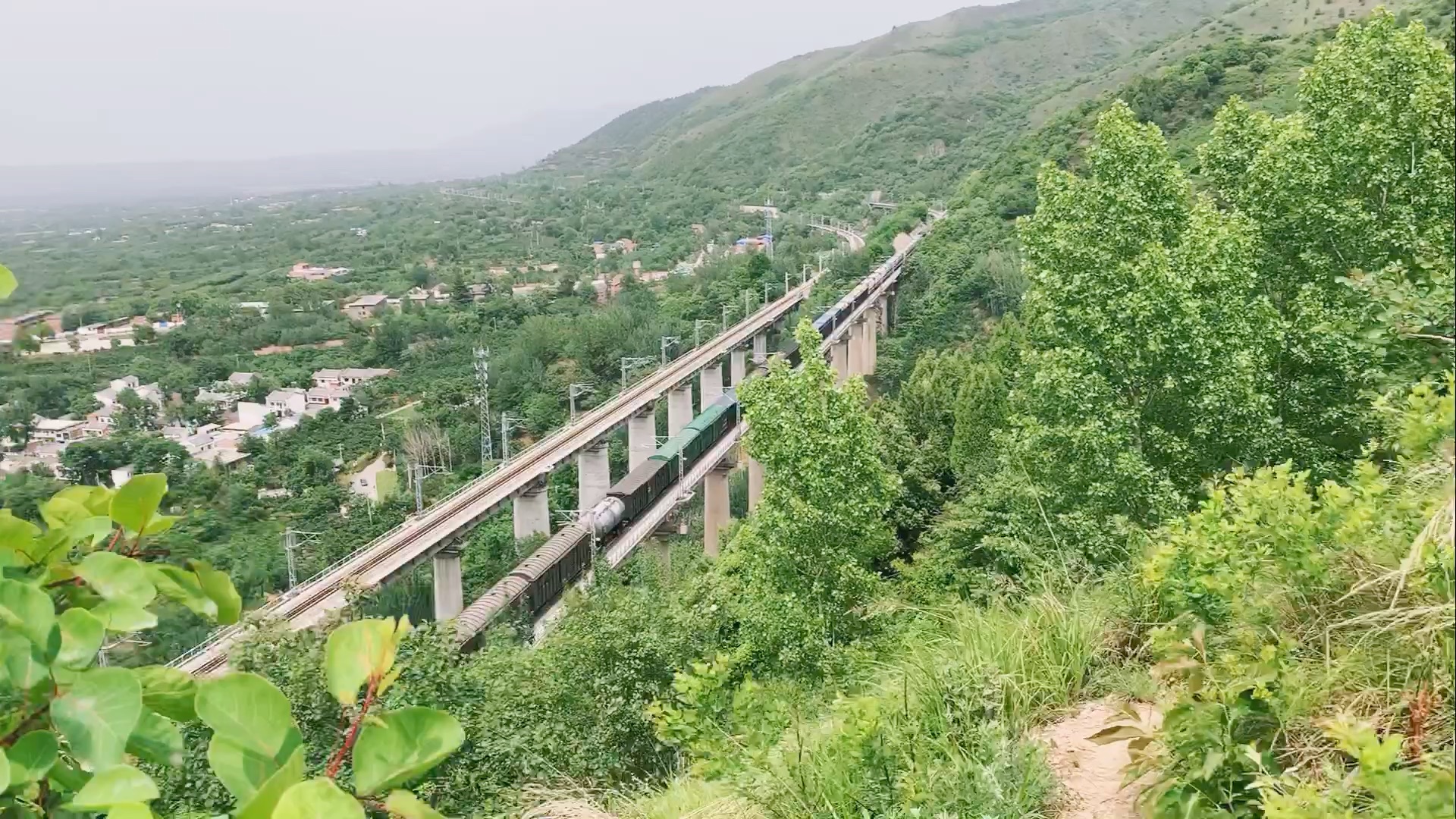 【天朝铁道】宁西线秦岭登山段,风景及其壮丽.双机HXD3的鸣笛声打破了山间的宁静,连接着两端,一头是“秦中自古帝王都”的西安,一头是“一种湖...