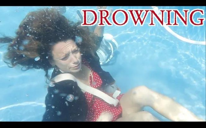 [图]阿姨示范溺水溺死全过程（告诫一定要学会游泳）DROWNING | Horror Short