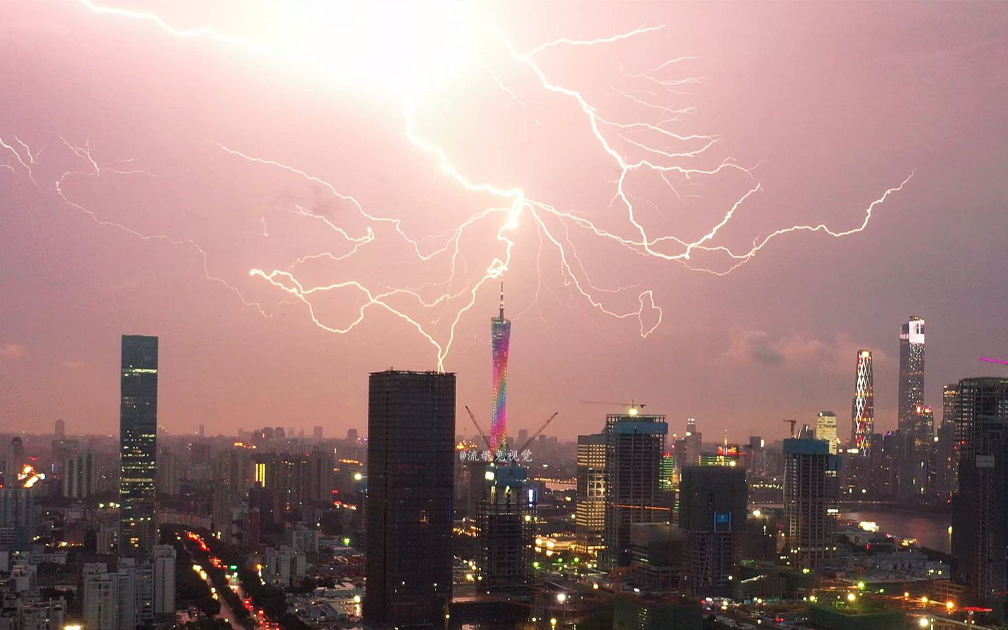 这绝对是你有史以来看过最震撼的广州塔暴雨中闪电刚好击中广州塔