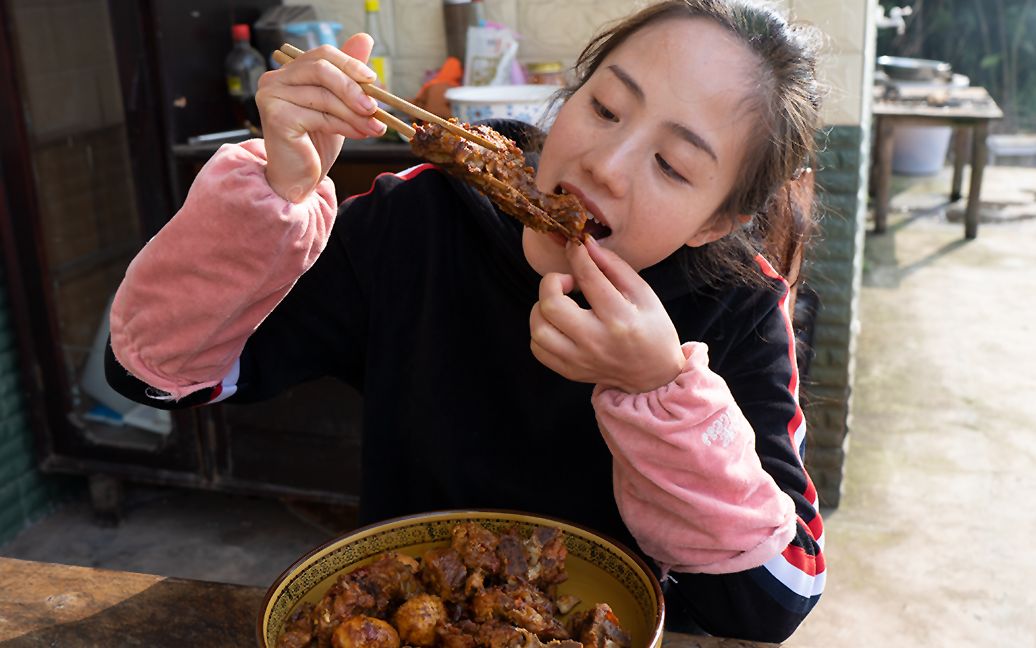 农村小妹做的酱骨头,好吃到允手指,这样啃骨头才过瘾哔哩哔哩bilibili