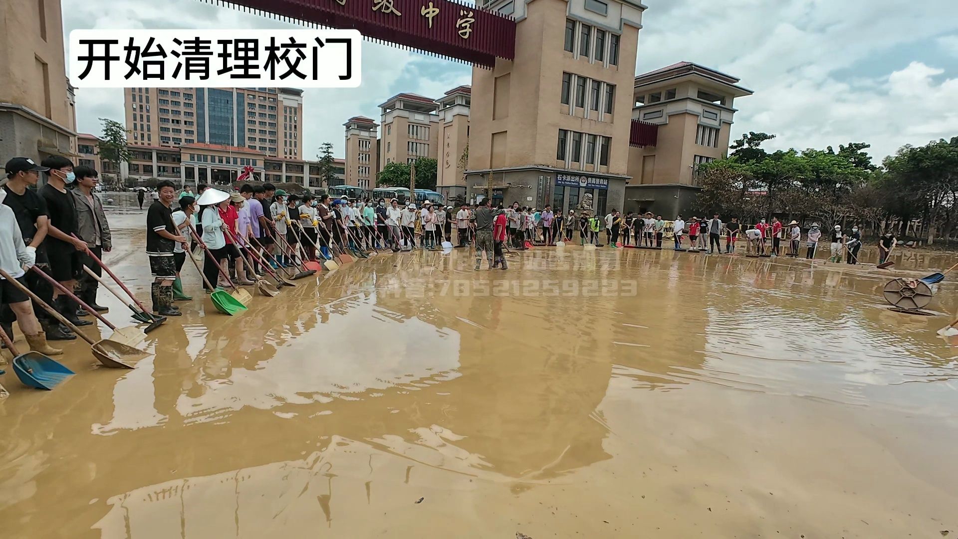 广西高中生记录洪水过后的返校重建