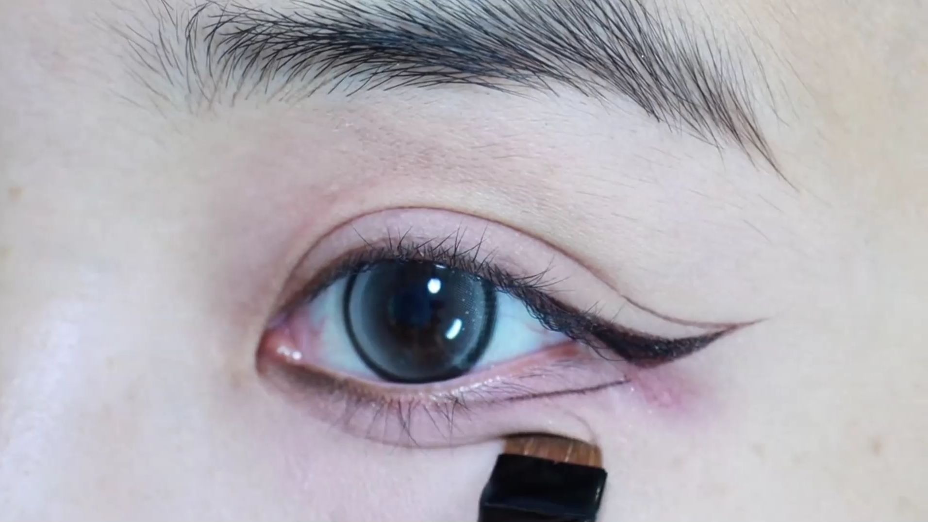 总算学会画全包倒钩眼线了