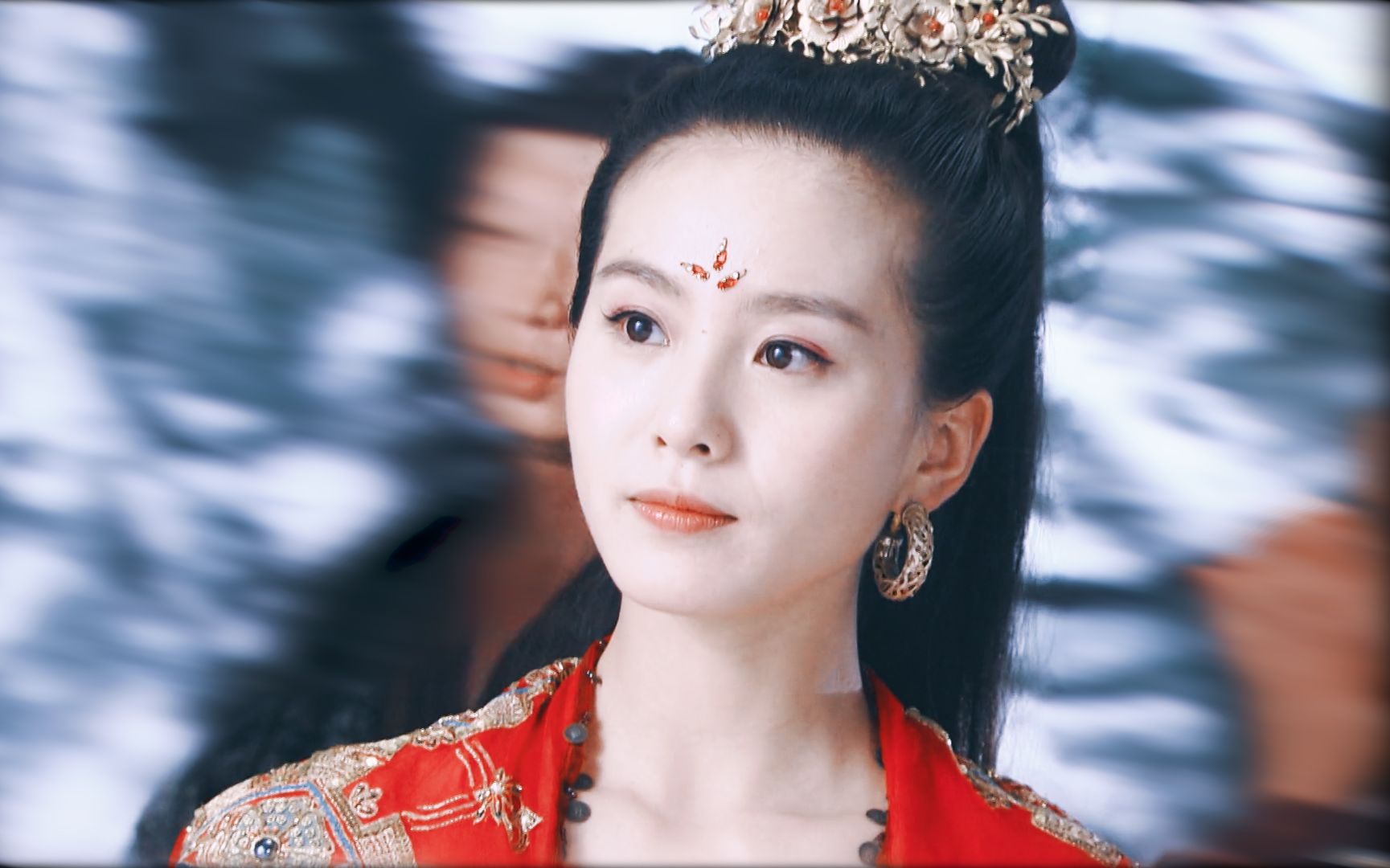 天呐 !她真好适合这种花钿造型 !