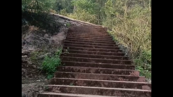 横峰县莲荷乡的赭亭山.红色革命根据地.这里是我的家乡.也是红色根据地很多的一个地方. 这是一个红色根据地.但很少人知道.将他发出来,只是想让...