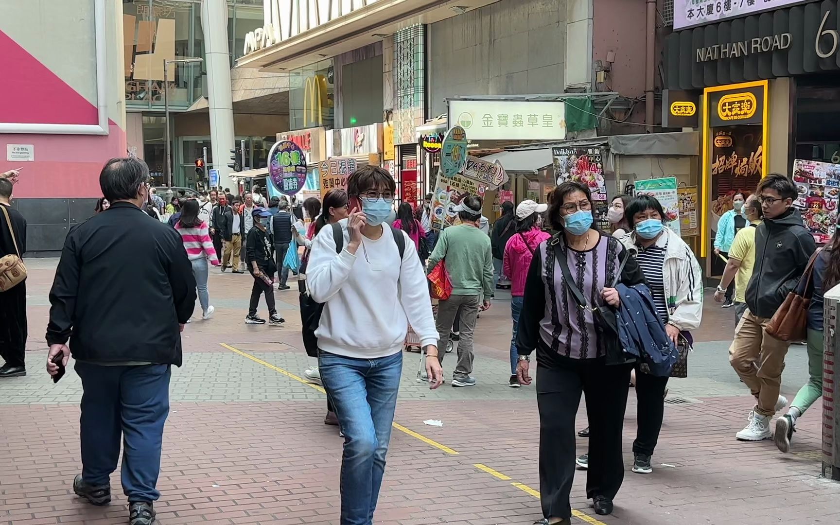 香港旺角街头游客越来越多啦!人流量真大,真热闹啊