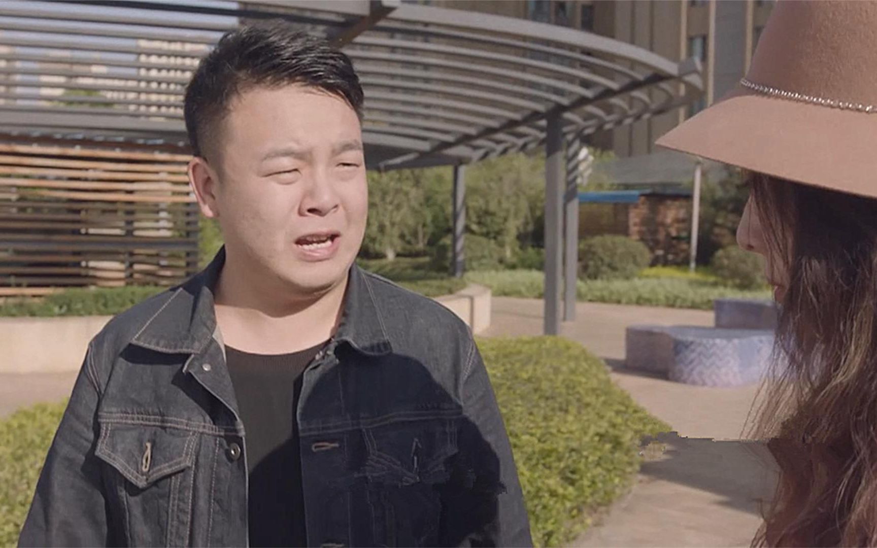 猪小明的高光时刻,被美女拥吻后兴奋大叫:再多亲一会!爆笑套路