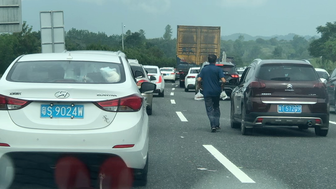 [图]商业鬼才，高速上面卖盒饭