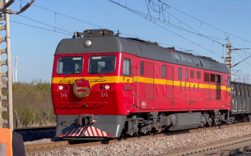 【天津南环铁路】青年文明号挂牌机车通过煤八路道口及南环铁路中铁四