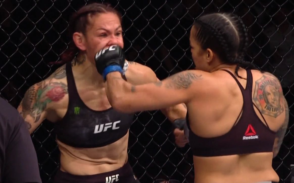 ufc载入史册的一战:母狮一分钟终结机械婆!地表最强女人就此诞生!