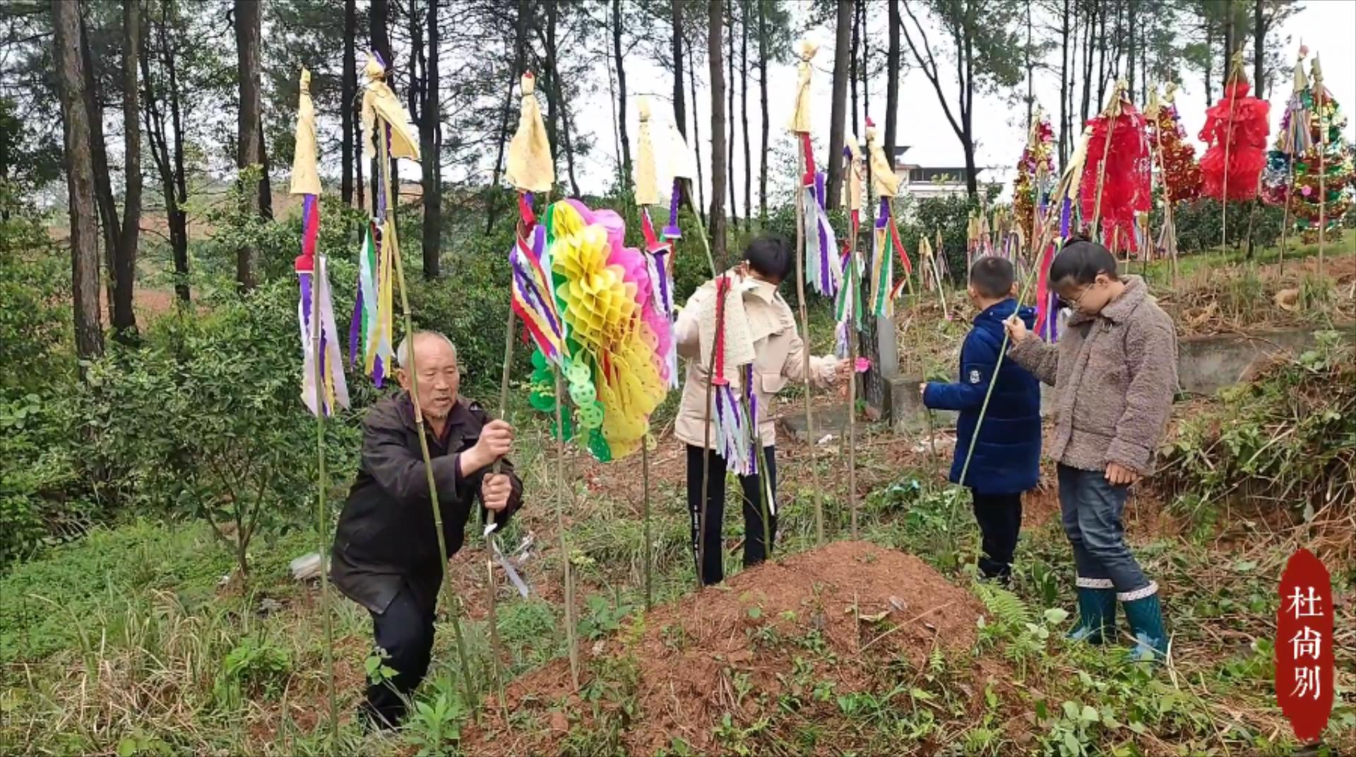 湖南邵阳清明扫墓叫挂清坟头插满纸钱鞭炮必不可少