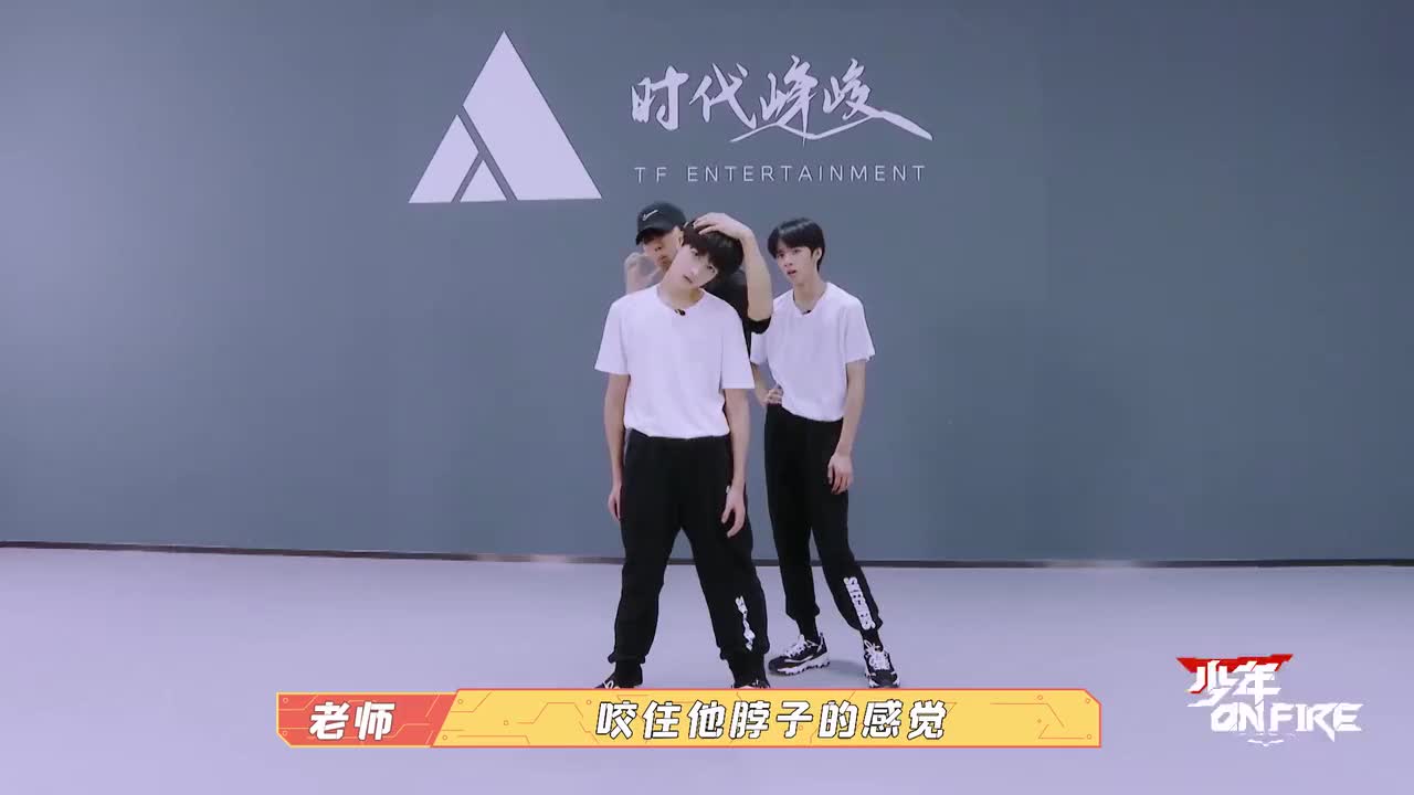 刘耀文咬朱志鑫的脖子小朱被文哥逗笑了爆米花文文好可爱