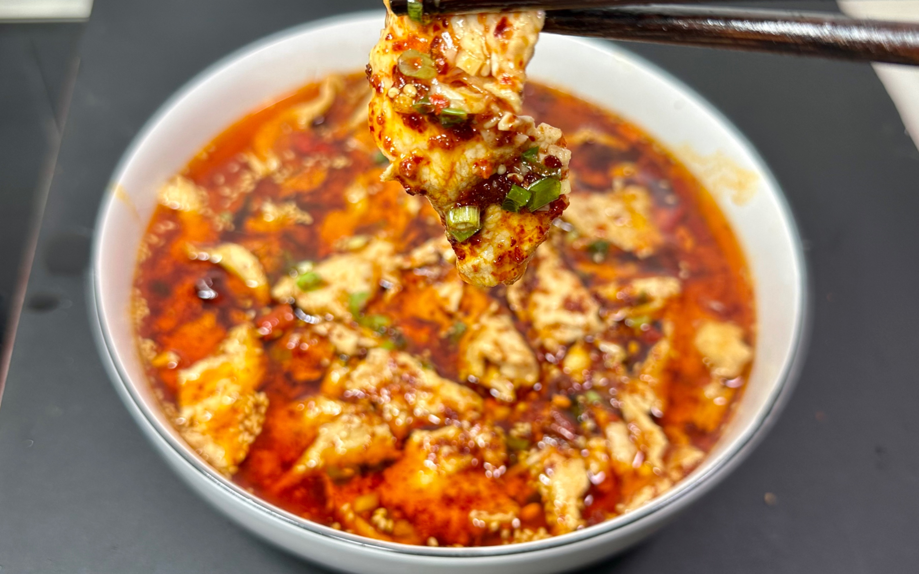 水煮肉片这样做才好吃,肉质鲜嫩爽滑麻辣鲜香,二碗米饭不都够吃