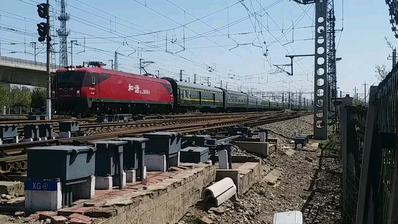 京局京段hxd3d0064牵引新调图的t252次通过京沪线北仓站