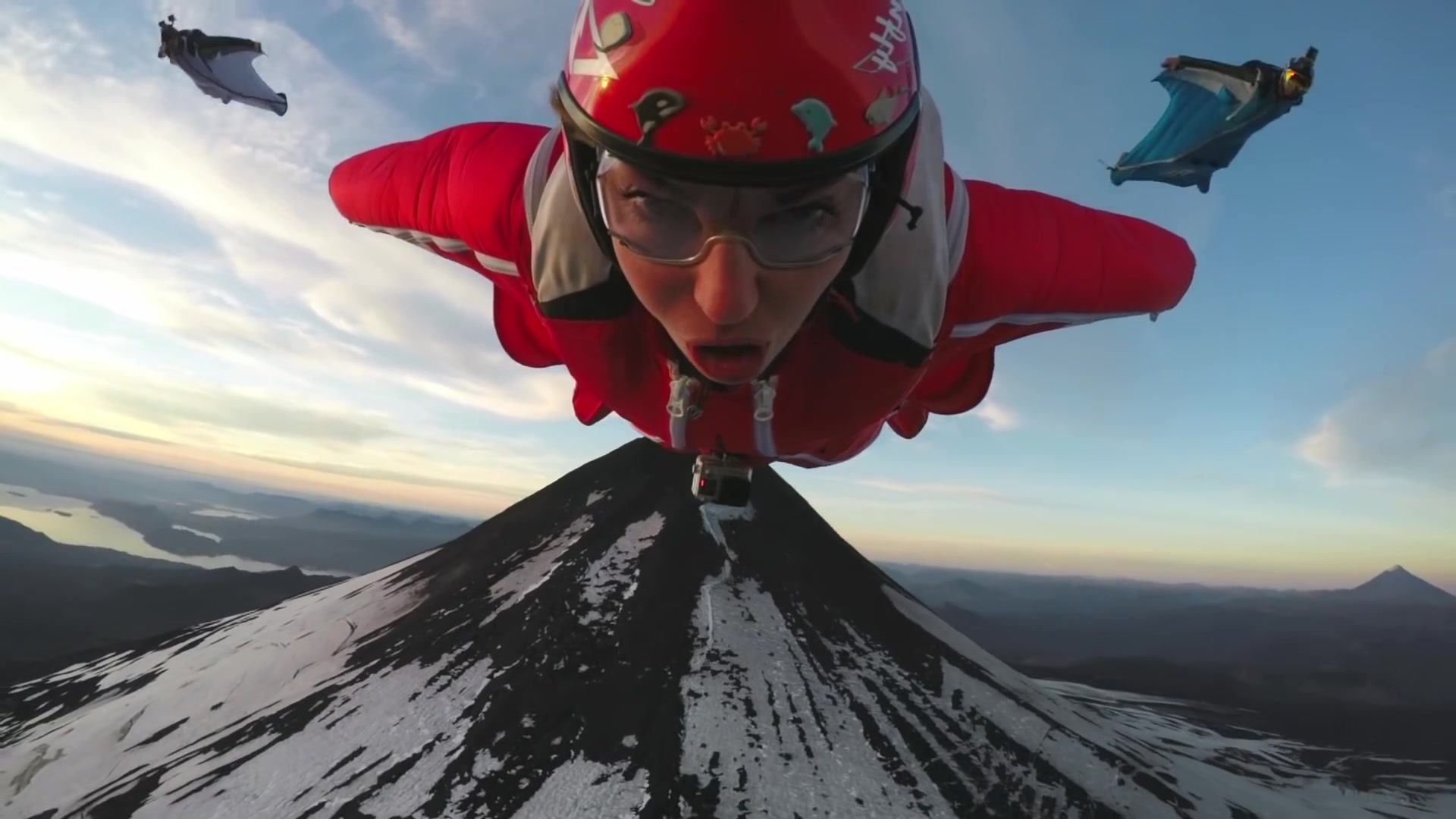 【gopro】美女身着滑翔衣略过活火山