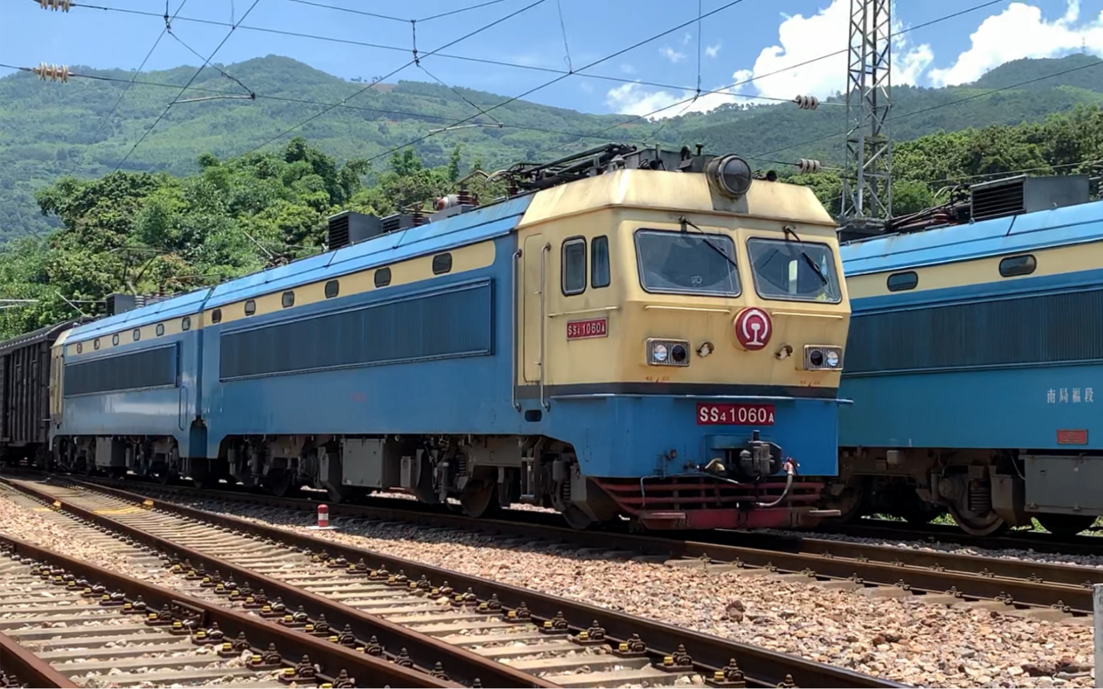 【鹰厦铁路】南局福段韶山4-1060牵引混编货列友好鸣笛通过华安站