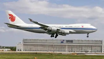 国货航波音747顶着大风平稳降落在沈阳桃仙机场。