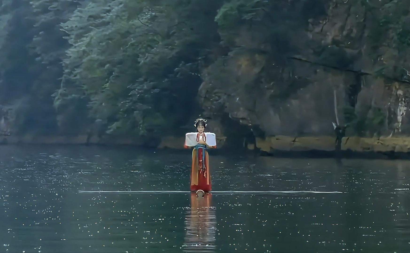 独竹漂传承人杨柳,仅凭一根细长的竹竿,就能水面上翩翩起舞