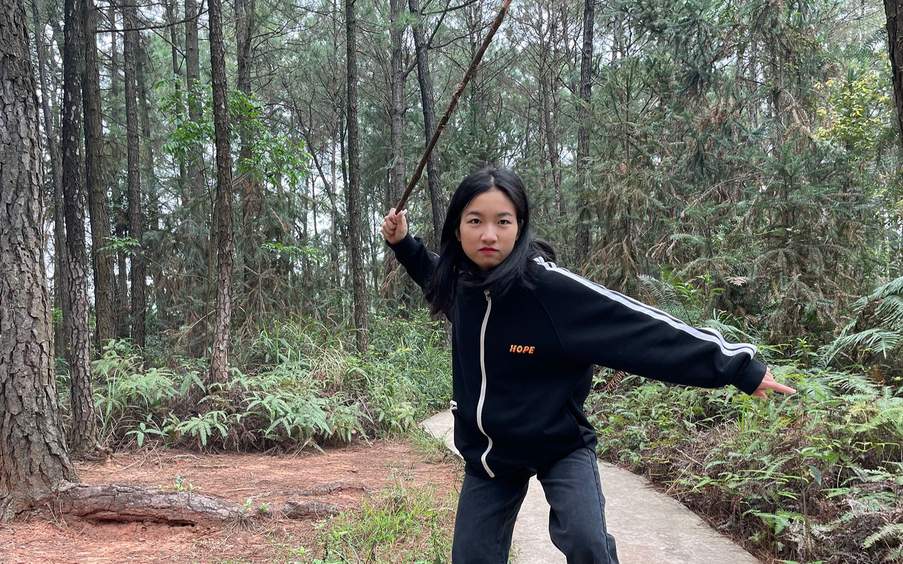 阿旺和村花上山散步,无意之间提起前女友,却被村花拿着棍子追打