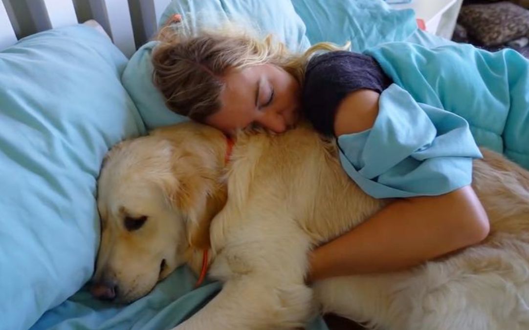 女子喜欢抱着狗狗睡突然身体感觉不舒服一看把她吓一跳