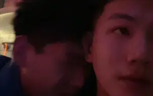 Tải video: 戴蒙新后宫？这么亲密的吗，都亲上了，直男这么猛？