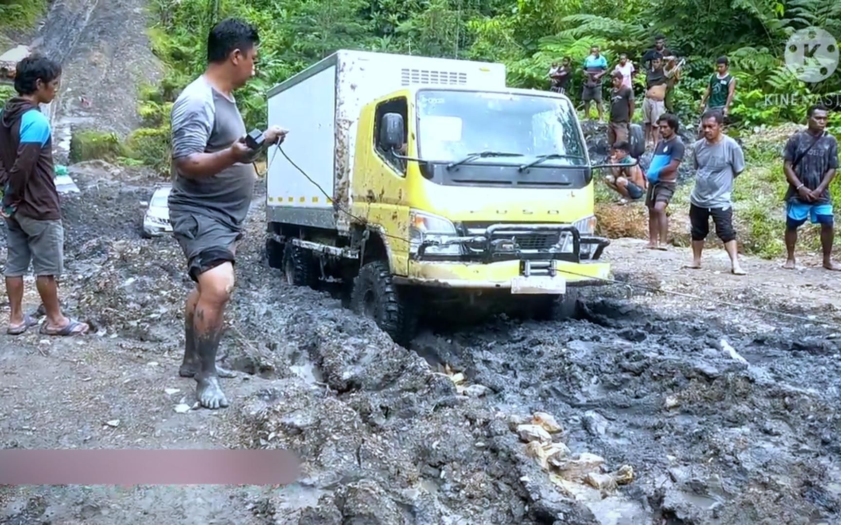 这才是大山里的泥巴路,很难理解这种地方为什么会有车来哔哩哔哩bilibili