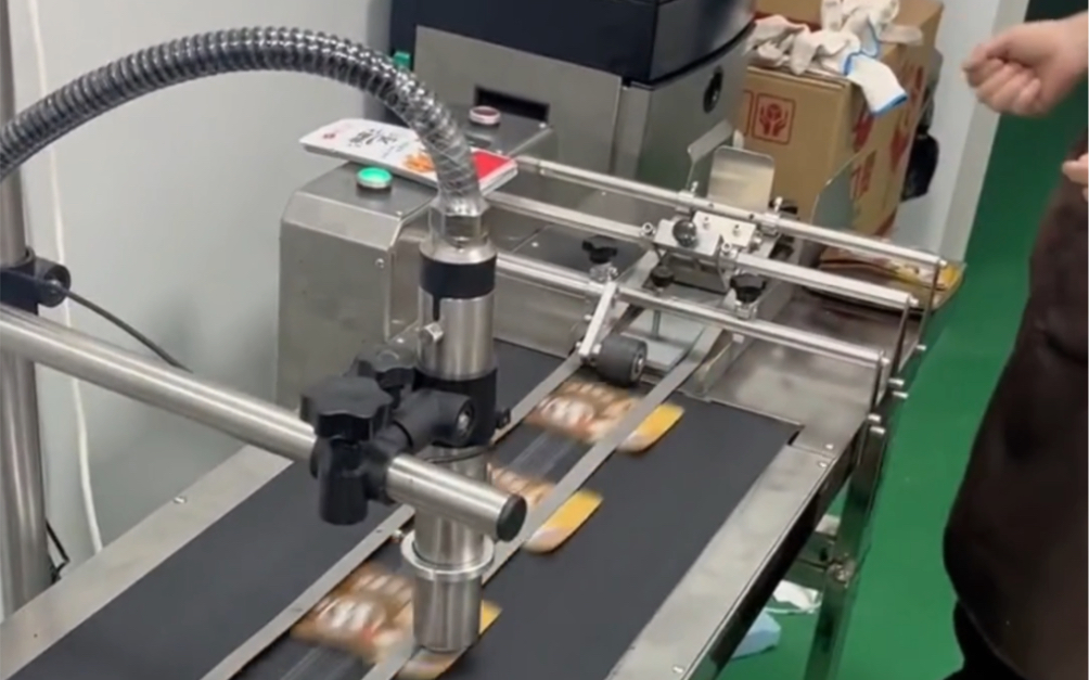 领达lt710小字符喷码机食品包装袋自动分页喷码标识#食品包装袋喷码机