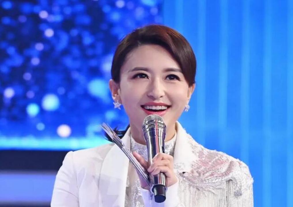 央视主持人张蕾穿白西装不输时尚模特,蕾优雅气质形象超有女人味