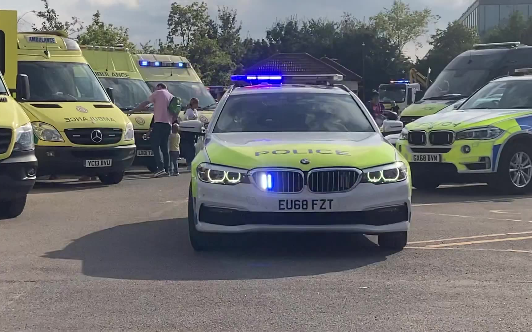 宝马330d旅行版警车!英国警车出警片段合辑#85_哔哩哔哩_bilibili