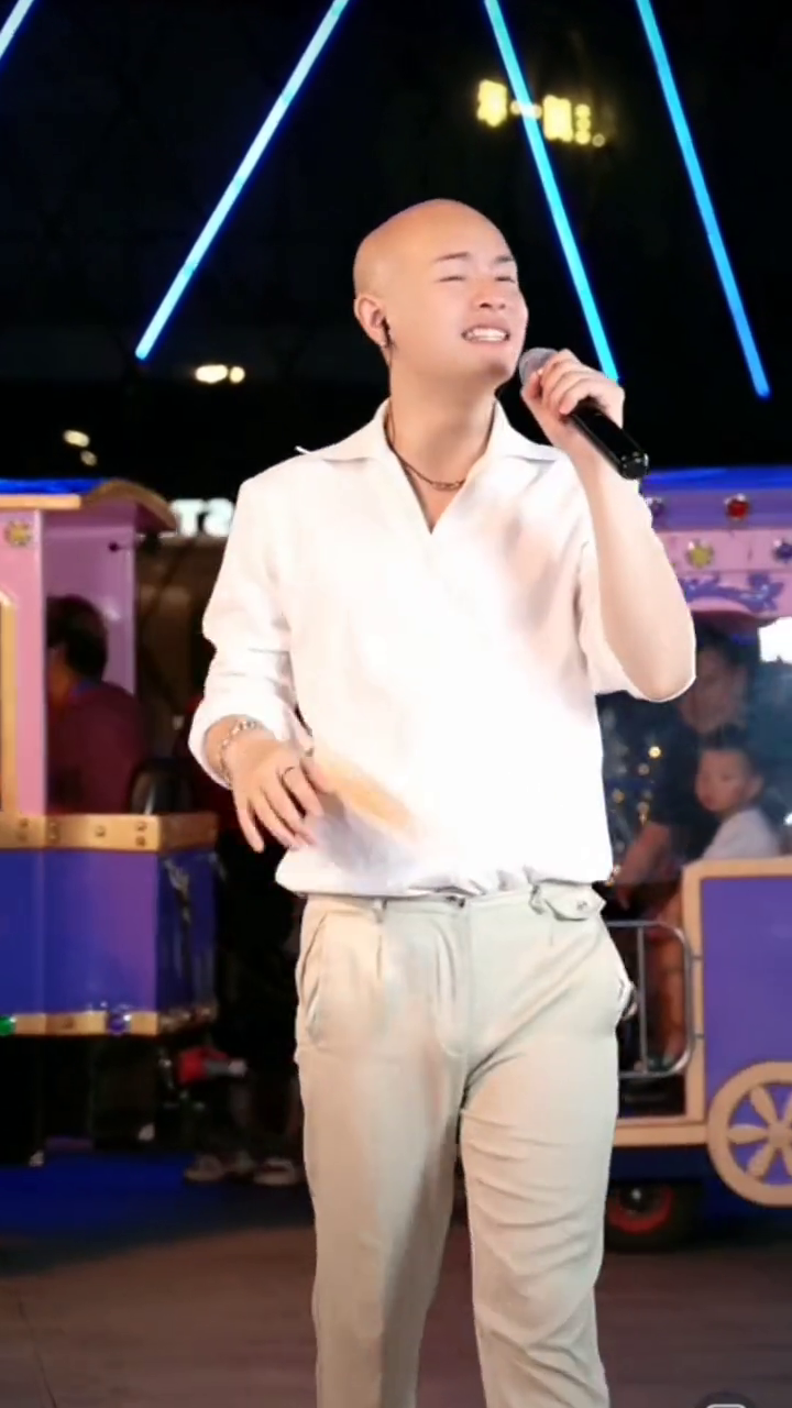 户外直播现场四川雨泽大笑江湖