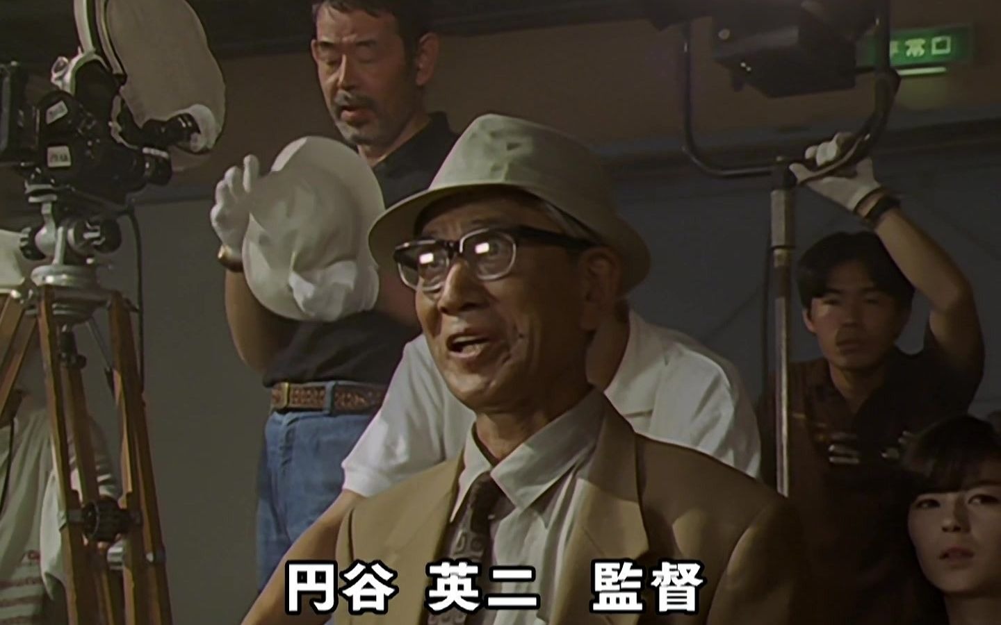 大古也穿越到过去,他见到了传说中的圆谷英二导演,查理迦袭击了大古