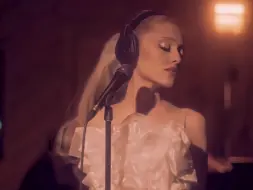 Video herunterladen: Ariana Grande最新现场《we can't be friends (wait for your love)》