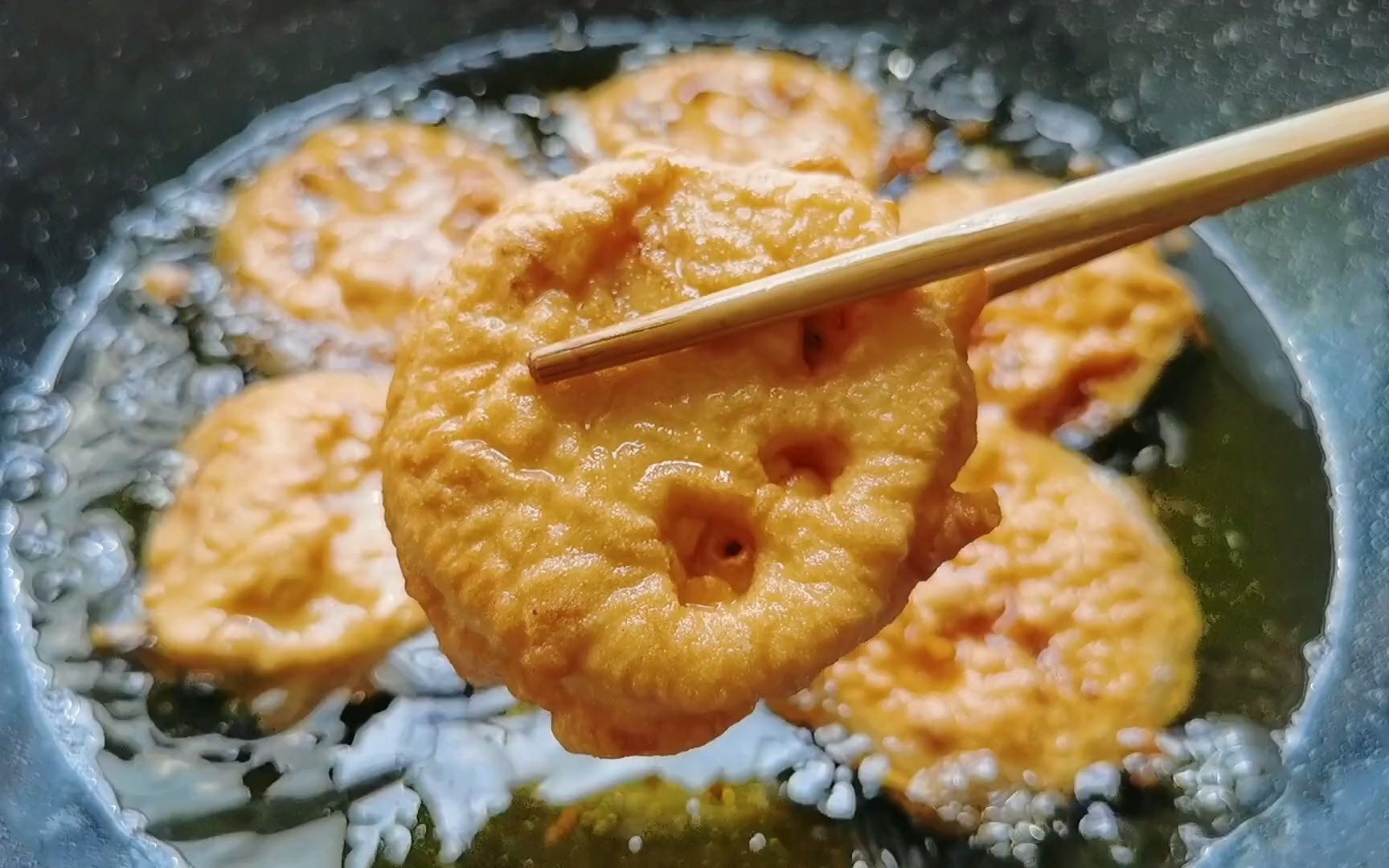 湖北特色美食炸藕夹,家人都爱吃,每一口都饱含了对家乡的思念