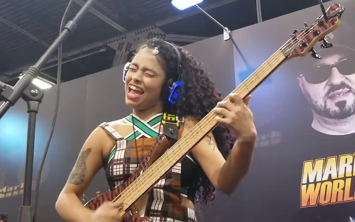 让人瞠目结舌的女贝斯手mohini dey