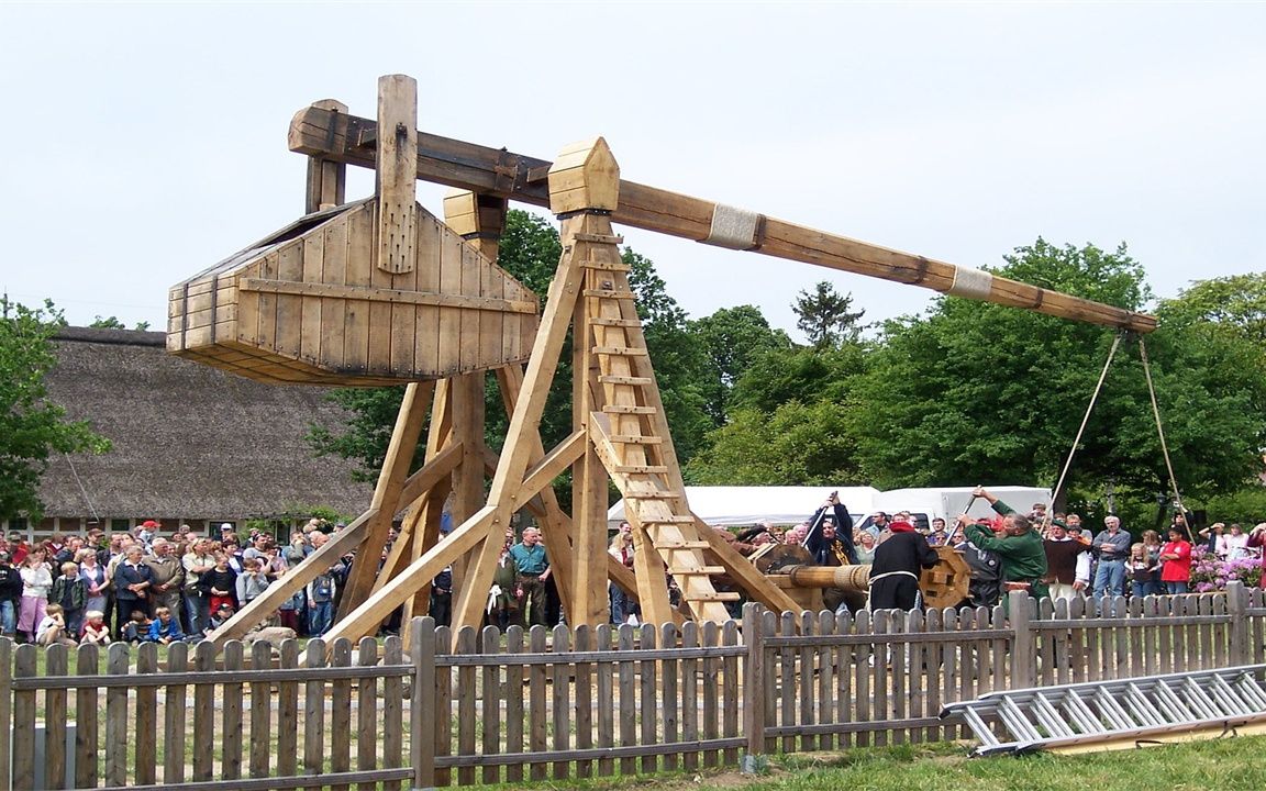 让古人闻风丧胆的投石机,怎样将石头丢出去?没想到这么简单