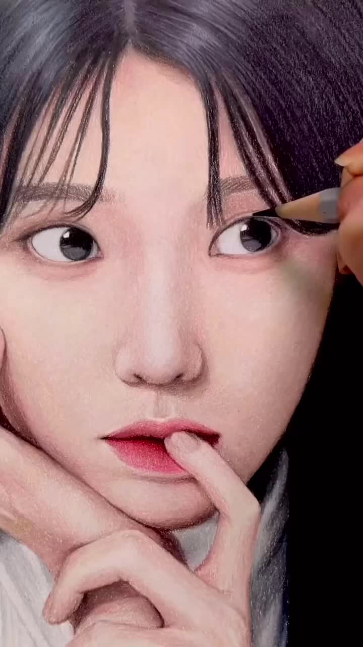 今天用彩铅来画iu李知恩