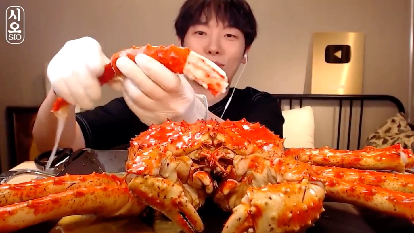 韩国吃播小哥哥一口气吃掉一整只帝王蟹