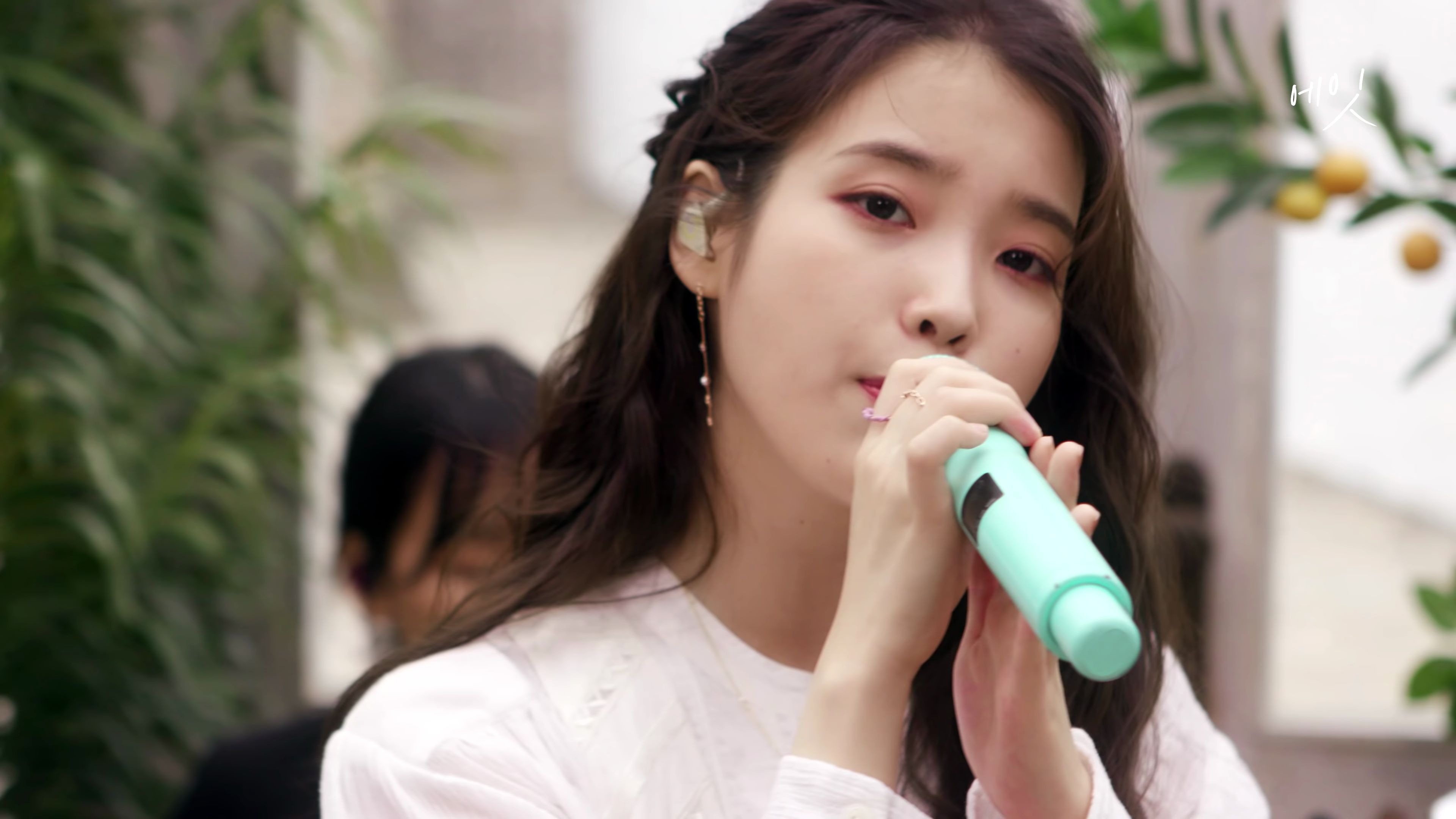 【iu(李知恩)】 新歌 《eight》不插电现场版 [acoustic ver.