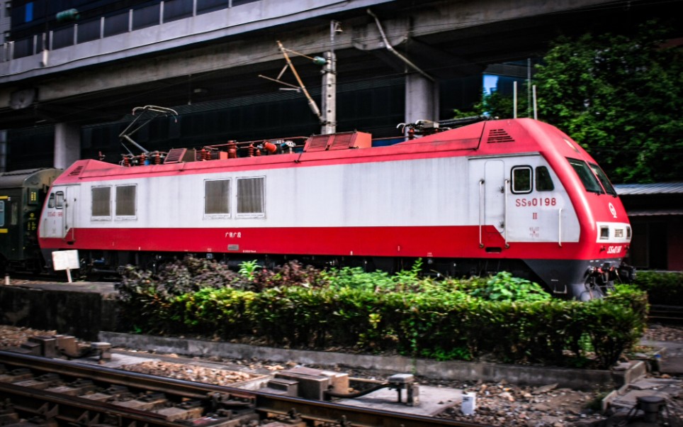 【中国铁路】疫情前进港z99次通过射击场道口_哔哩哔哩_bilibili