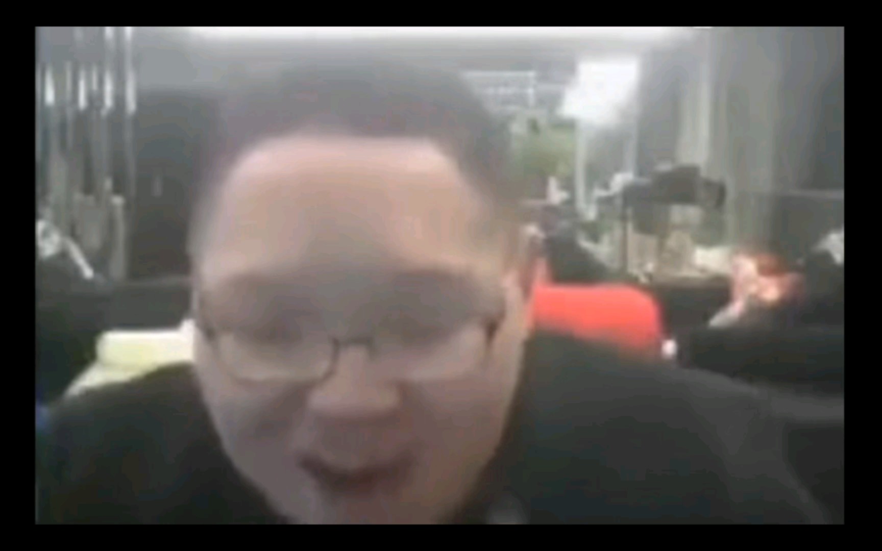 当pdd看自己直播打喷嚏甩狙名场面的时候,忍不住了