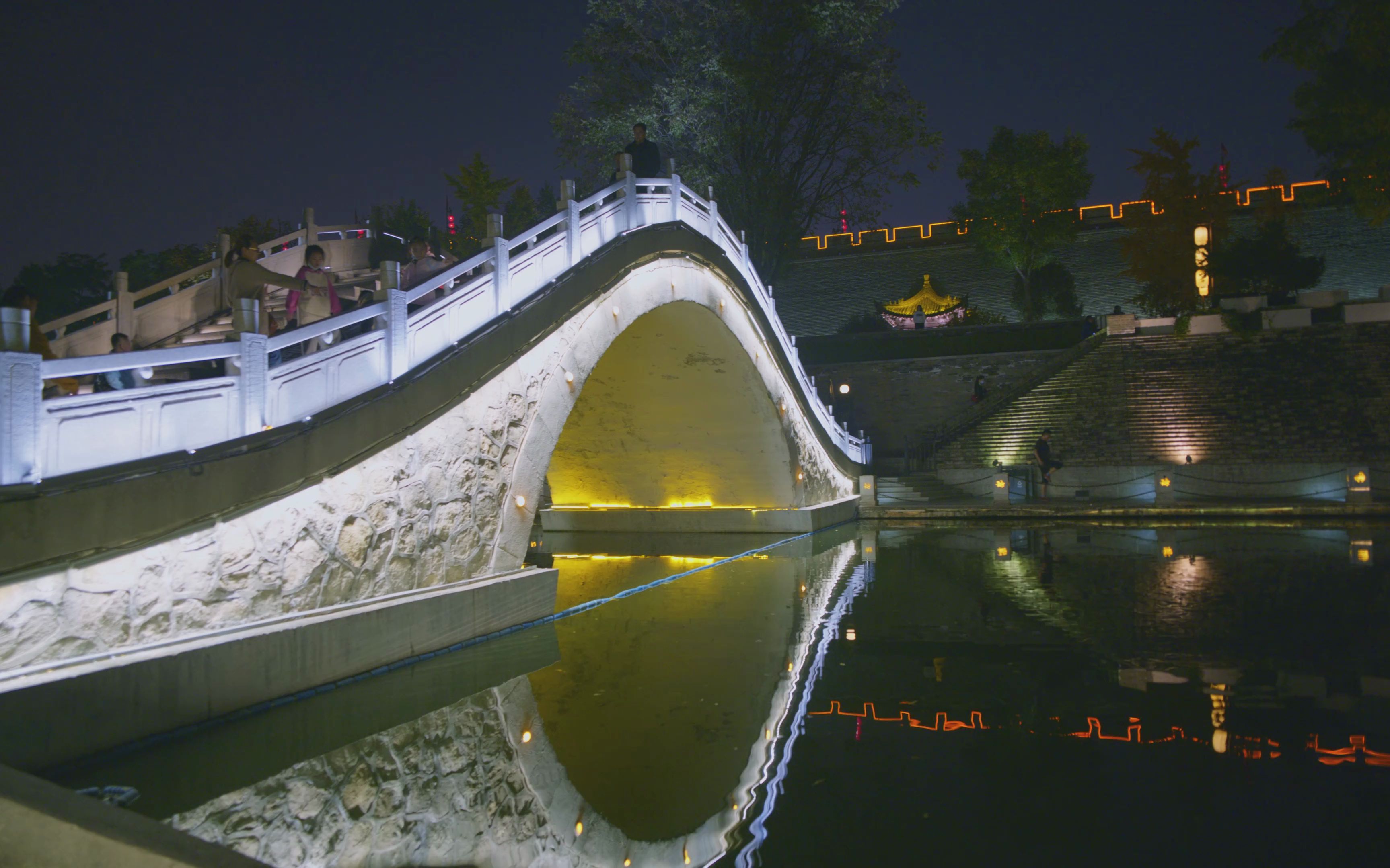 4k西安夜景:护城河 by 唯卓仕20mm t2.0镜头 松下s5
