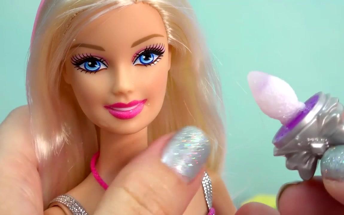 给芭比娃娃的嘴唇眼睛和头发换一个新的颜色,芭比娃娃有新的妆容