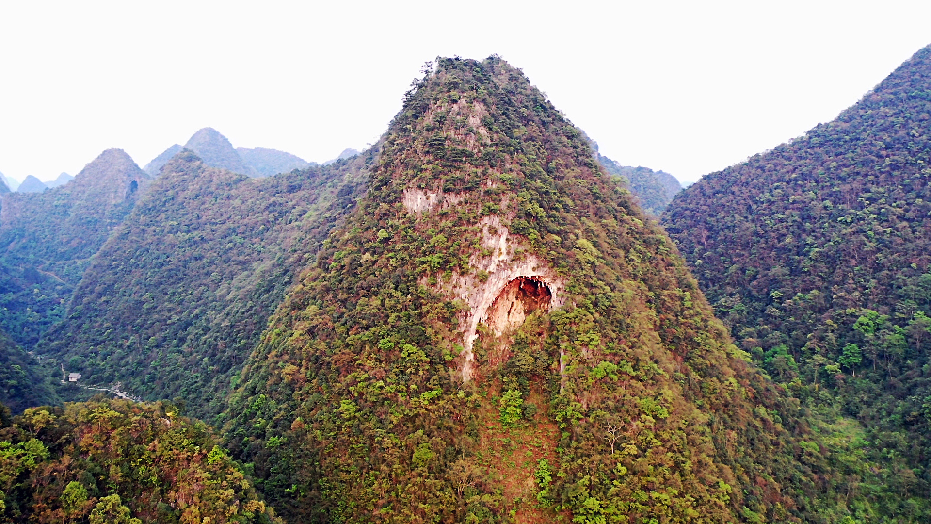 [图]为什么大山里的人们不原搬出去住？在美丽喀斯特地形中狭缝求生