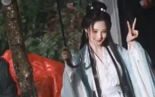 Descargar video: 彭小苒大梦归离美女比耶