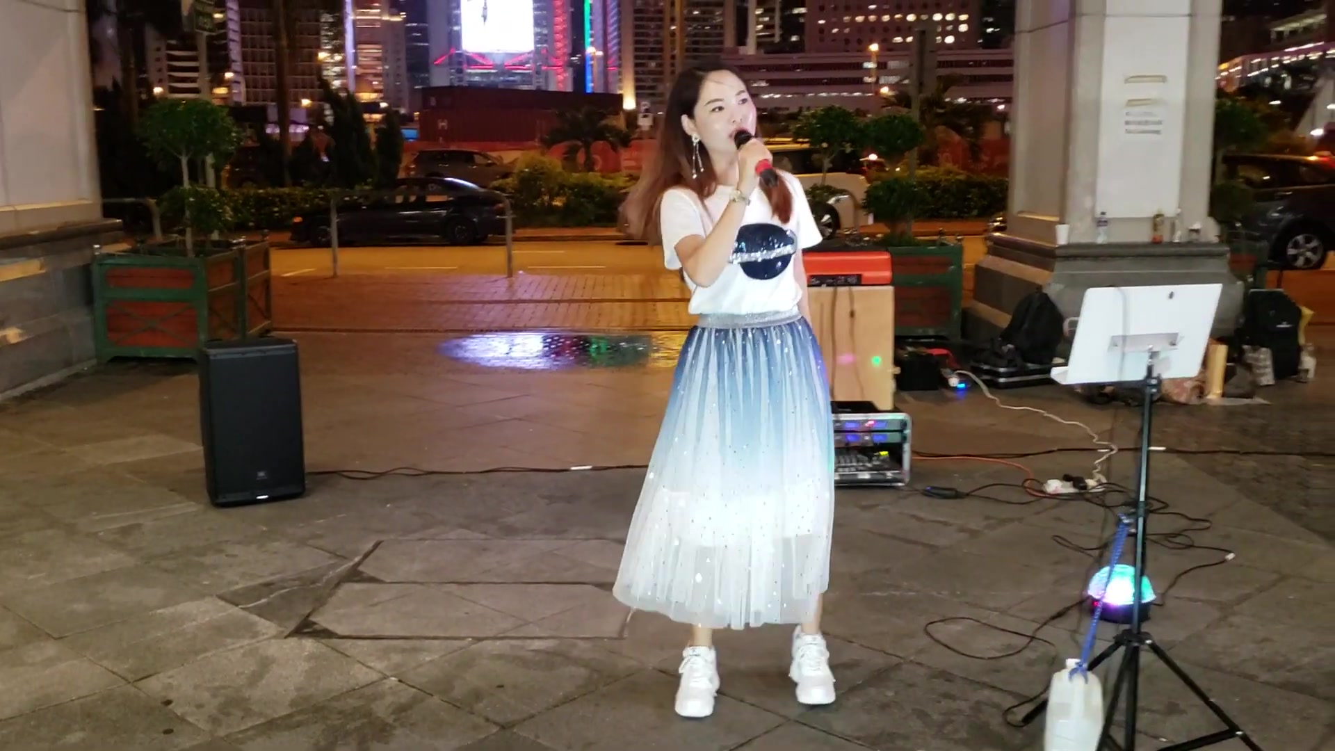 街头女歌手安娜演唱网红歌曲三十出头歌声嘹亮好听极了